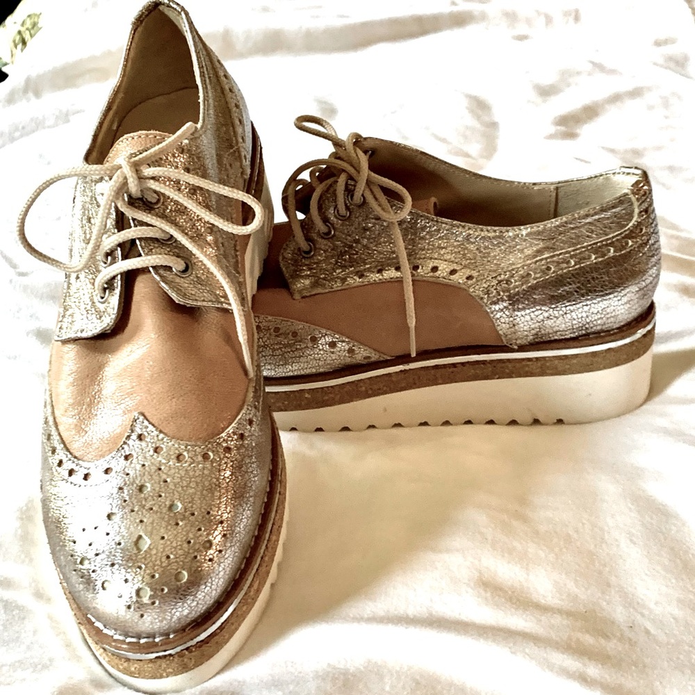 NWOT Italian Wing Tipped Oxford Loafer,  muted metallic and tan. Size 39